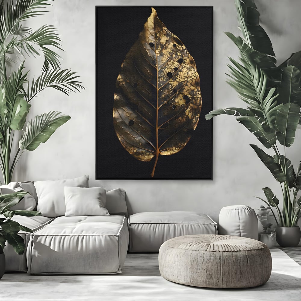 Tablou canvas cu tablou canvas cu frunza aurie pe fundal negru, in rama de aluminiu negru, pe perete intr-un living
